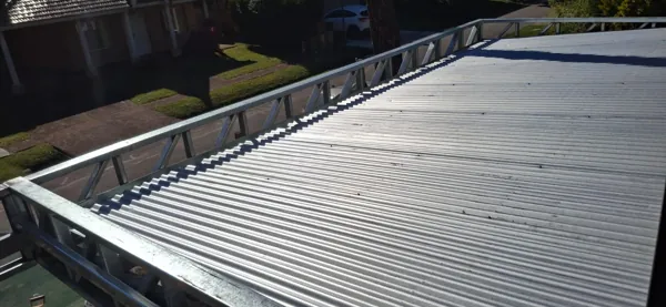 Techo de chapa terminado sobre estructura metálica