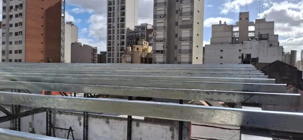 Estructura de correas galvanizadas antes de colocar la chapa