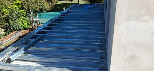Estructura de perfiles pintados de azul para un techo