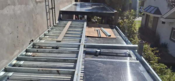 Estructura de techo con correas galvanizadas sobre el patio de una casa