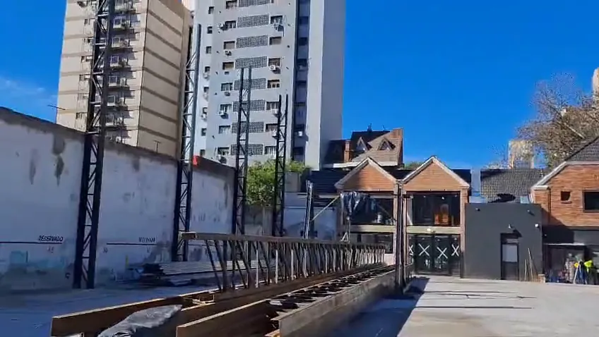 Video de columnas metálicas recién paradas en un terreno