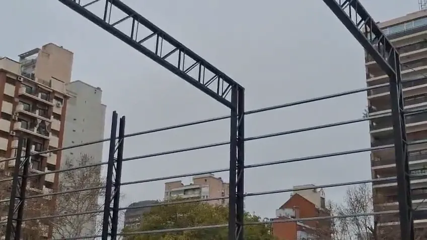 Video de cerchas metálicas montadas sobre columnas