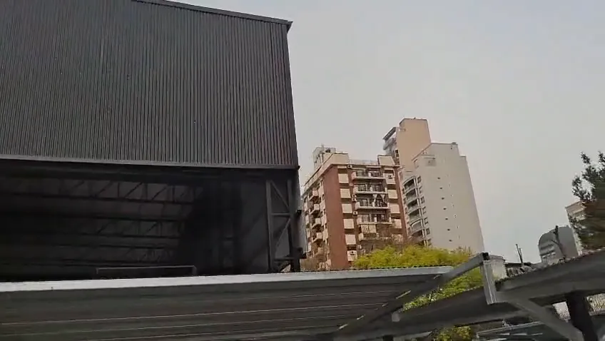 Video del cerramiento de chapa negra de un tinglado