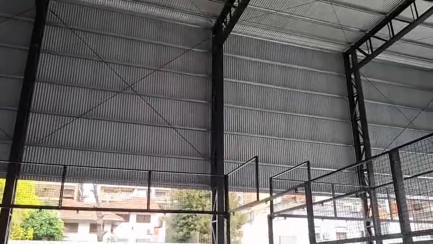 Interior de un tinglado con cerchas y cubierta de chapa